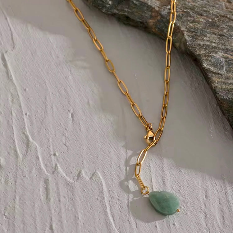This Paperclip Agate Y Shaped Necklace is a must-have for any trendsetter. Its versatile design allows it to be worn as a Y shape or in a conventional style, making it perfect for any occasion. Made of high-quality materials, it&