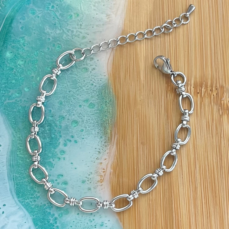 This Oval Link Bracelet features a unique oval link design that is perfect for stacking or wearing alone. Pair it with our matching Oval Link Necklace for a coordinated look. Its water resistant and non-tarnish properties make it ideal for beach days.
316L Stainless Steel 18K PVD Gold Plated
6.5 inches long+ 2" extension -Gold
7 inches long + 2” extension - Silver
Non Tarnish, Hypoallergenic and water resistant.