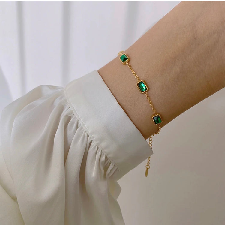 This bracelet is screaming LUXURY! Beautiful Zirconia mixed with rugged lock and chain! . One of a kind design that is perfect for stacking or wearing alone.
This piece is made to last, hypoallergenic & waterproof.
316L Stainless Steel 18K Gold Plated, Cubic Zirconia
6 inches long +2 inches ext