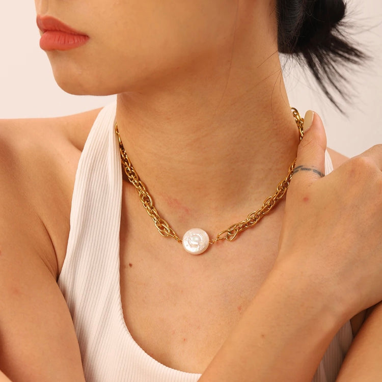 Crafted from luxurious rope chain, the Melody Fresh Water Pearl Choker is perfect for layering and features a stunning fresh water pearl as a focal point. Elevate your look with this classic, radiant choker - the perfect accessory for any special occasion!
Made to last!
Tarnish and Water Resistant & Hypoallergenic
15 inches + 2" Inches ext
Fresh Water Pearl - .60 inch
18k Gold Plated over 316L Stainless Steel base.