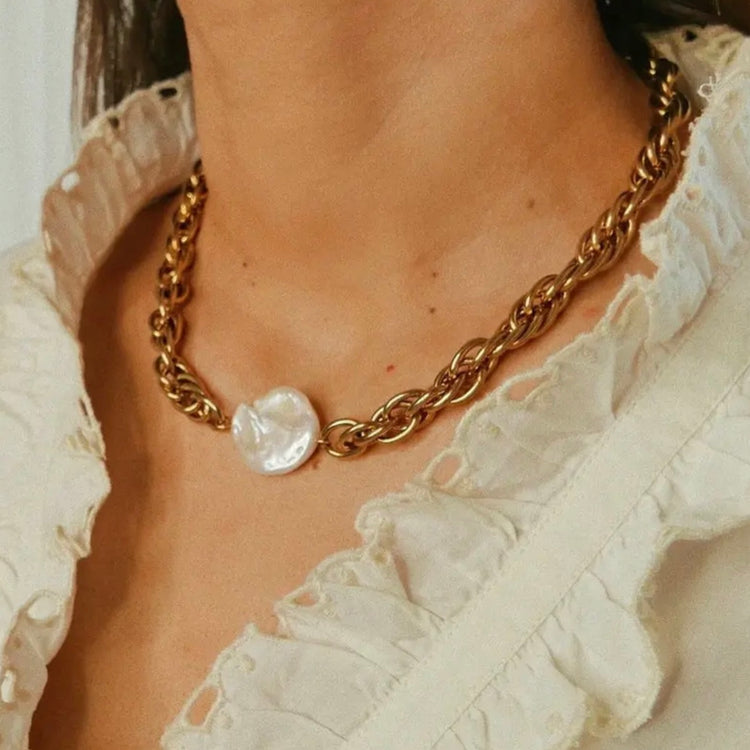 Crafted from luxurious rope chain, the Melody Fresh Water Pearl Choker is perfect for layering and features a stunning fresh water pearl as a focal point. Elevate your look with this classic, radiant choker - the perfect accessory for any special occasion!
Made to last!
Tarnish and Water Resistant & Hypoallergenic
15 inches + 2" Inches ext
Fresh Water Pearl - .60 inch
18k Gold Plated over 316L Stainless Steel base.