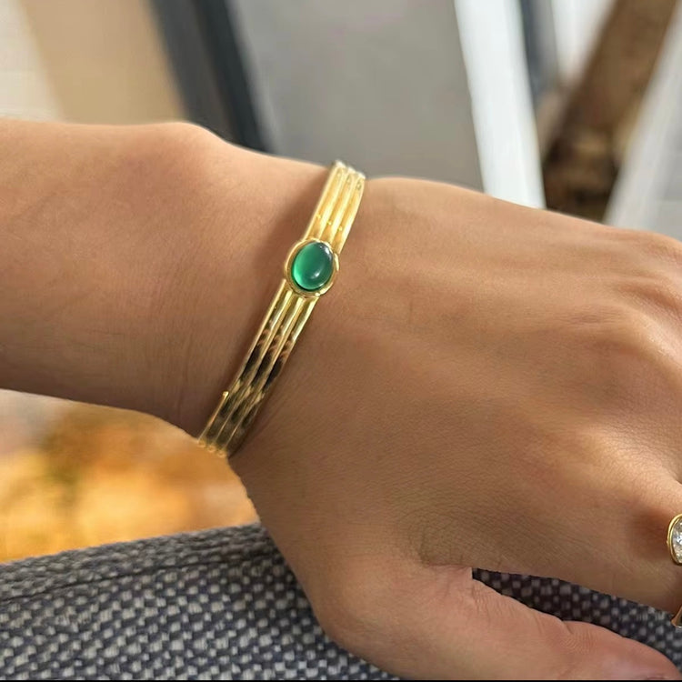 This beautiful, luxurious Green Agate Bangle Bracelet not only adds a touch of elegance to any outfit, but it also has potential benefits. Green agate is believed to improve decision-making, mental clarity, and emotional balance, making this a fashionable and beneficial addition to your jewelry collection!
316L Stainless Steel 18K PVD Gold Plated
Adjustable
Non Tarnish, Hypoallergenic and water resistant.