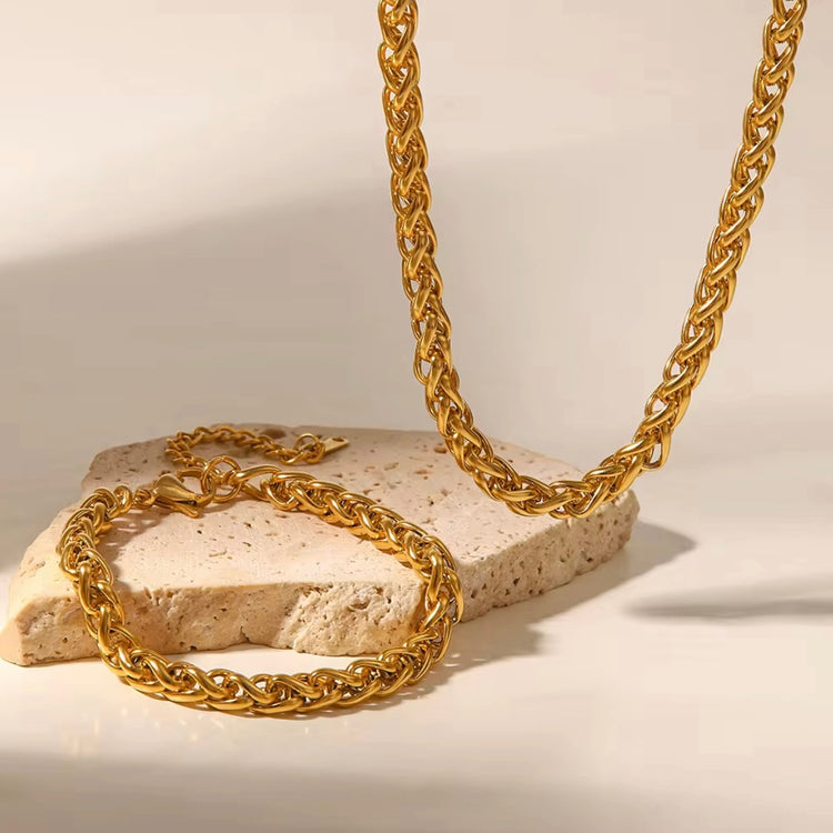 The Paola Necklace makes a bold statement, perfect for accessorizing any outfit. Paired with our Paola Bracelet, it&