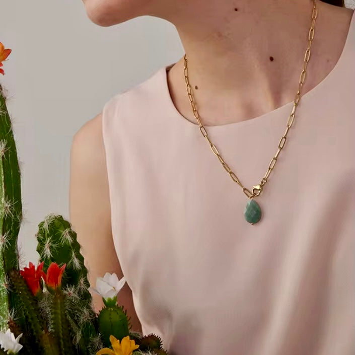 This Paperclip Agate Y Shaped Necklace is a must-have for any trendsetter. Its versatile design allows it to be worn as a Y shape or in a conventional style, making it perfect for any occasion. Made of high-quality materials, it&