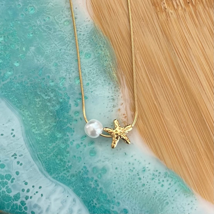 ntroducing the Isla Star & Pearl Necklace, a stunning addition to our Under the Sea Collection. Beautiful and beach ready, this necklace is made to withstand water without tarnishing. Keep it on all summer long without worry.
Made to last! Tarnish and Water Resistant, Hypoallergenic
16" long +2" ext
Closure : Lobster Clasp