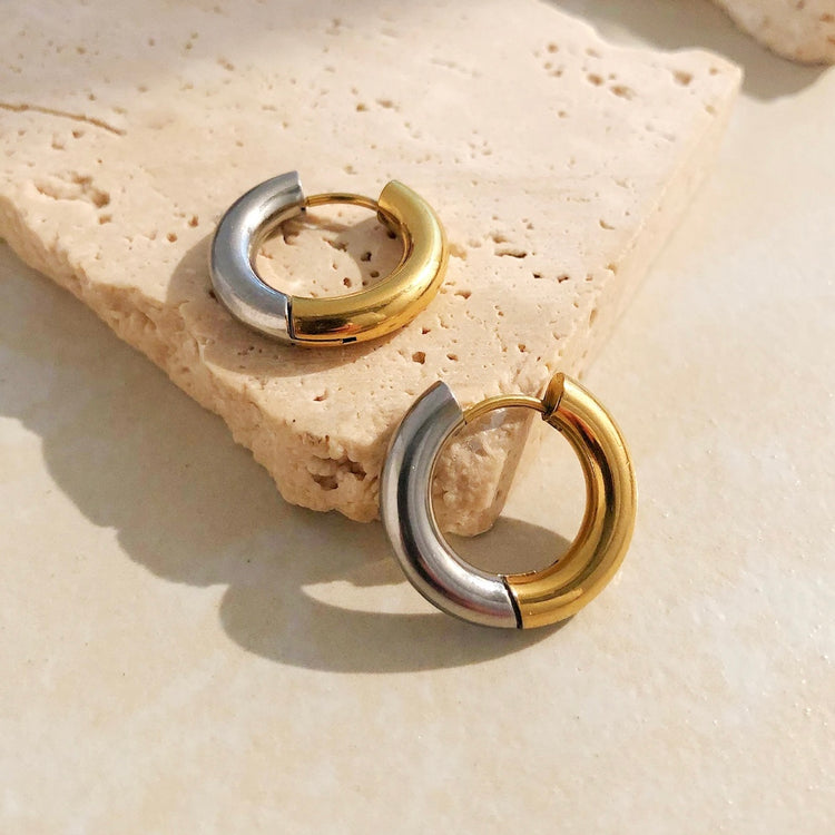 Create a unique look with our Twisted Hoop Earrings! These versatile earrings give the appearance of a double piercing, making them perfect for everyday wear. With their cute and stylish design, you&