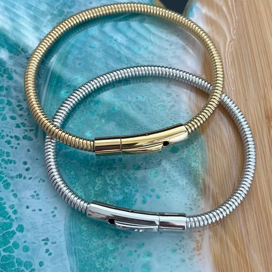 Introducing the Ava Cord Bangle Bracelet - a sleek and modern accessory that effortlessly adds a chic touch to any outfit. Made with a flexible cord design, this bracelet is both stylish and comfortable to wear. Elevate your look with this versatile and sophisticated piece.

 

This piece is made to last, hypoallergenic  & waterproof.

316L Stainless Steel 18K Gold Plated

Max fit 7inches / Link 5mm wide