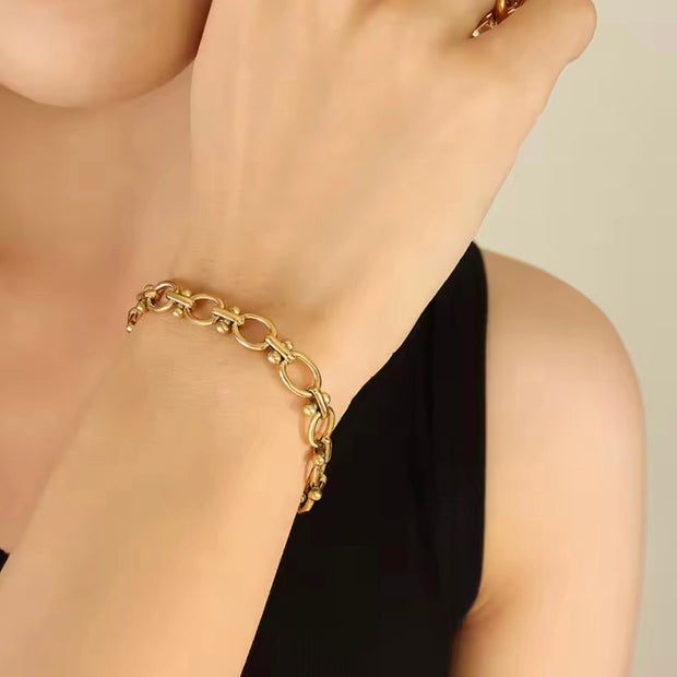 This Oval Link Bracelet features a unique oval link design that is perfect for stacking or wearing alone. Pair it with our  matching Oval Link Necklace for a coordinated look. Its water resistant and non-tarnish properties make it ideal for beach days. 

316L Stainless Steel 18K PVD Gold Plated

6.5 inches long+ 2 " extension

Non Tarnish, Hypoallergenic and water resistant.