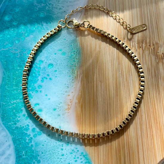 Experience effortless style with the Neli Anklet Bracelet. The long links and dainty design provide a cute and delicate look, perfect for any summer occasion. Elevate your warm weather wardrobe with this must-have accessory.

This piece is made to last, hypoallergenic anti tarnish & water resistant 

316L Stainless Steel 

8 inches long +2 inches ext