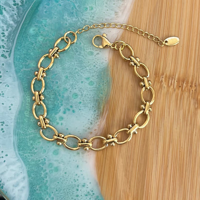 This Oval Link Bracelet features a unique oval link design that is perfect for stacking or wearing alone. Pair it with our  matching Oval Link Necklace for a coordinated look. Its water resistant and non-tarnish properties make it ideal for beach days. 

316L Stainless Steel 18K PVD Gold Plated

6.5 inches long+ 2 " extension

Non Tarnish, Hypoallergenic and water resistant.