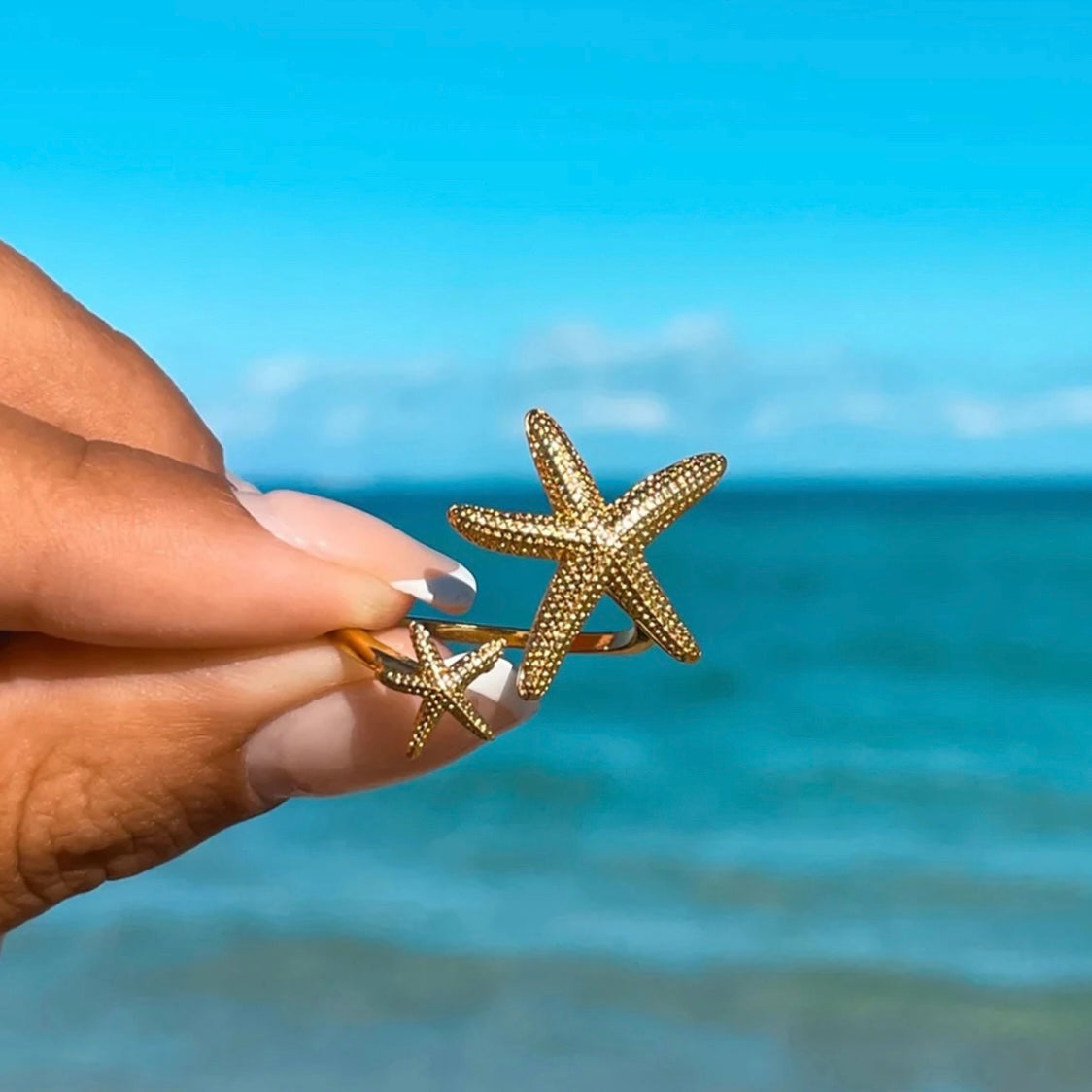Get ready to embrace the everlasting summer vibes with our Double Starfish Open Ring! This ring is the perfect addition to your ring stack, adding a touch of coastal charm. Say goodbye to boring rings and say hello to endless possibilities and beachy memories. Order now and let the summer never end!

SIZE - Open

Stainless Steel 18K Gold PVD Plated - Made to last!

Hypoallergenic, Tarnish 