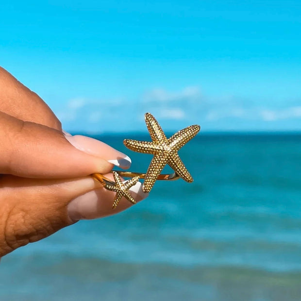 Get ready to embrace the everlasting summer vibes with our Double Starfish Open Ring! This ring is the perfect addition to your ring stack, adding a touch of coastal charm. Say goodbye to boring rings and say hello to endless possibilities and beachy memories. Order now and let the summer never end!

SIZE - Open

Stainless Steel 18K Gold PVD Plated - Made to last!

Hypoallergenic, Tarnish 