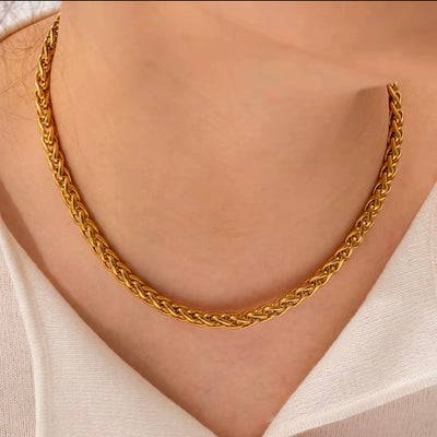 The Paola Necklace makes a bold statement, perfect for accessorizing any outfit. Paired with our Paola Bracelet, it's the perfect combination of style and sophistication.&nbsp;

Made to last! Tarnish and Water Resistant, Hypoallergenic




16 inches long + 2 inches ext

Closure :Lobster Clasp