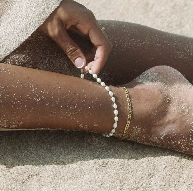 close up on the beach pearls anklet