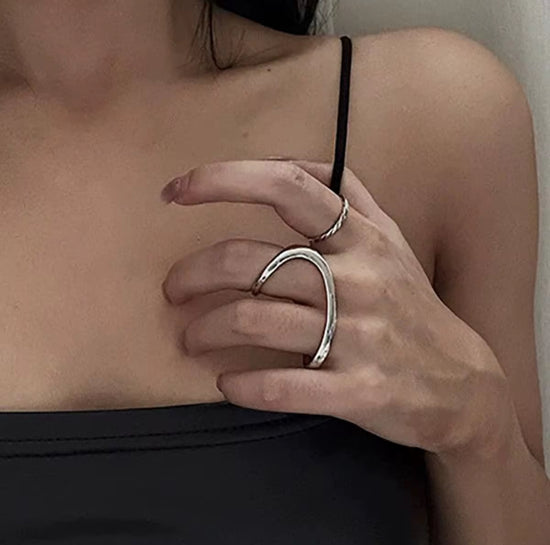 Experience a unique modern design with the Billie Geometric Double Ring. This versatile piece allows you to wear it on two fingers without constricting your movement, making it not only stylish but also functional.

Fits SIZE - 7/8&nbsp;

Stainless Steel 18K Gold PVD Plated - Made to last!

Hypoallergenic, Tarnish free&nbsp;