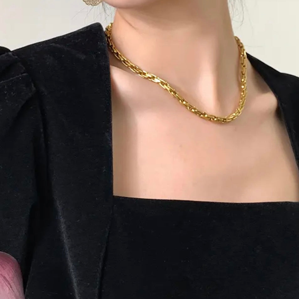 Introducing the Nora Luxury Woven Necklace, a one-of-a-kind piece that exudes strength and beauty. Made with high-quality materials, this necklace offers a luxe touch to any outfit. A must-have for those seeking a unique and sophisticated accessory.

Made to last!&nbsp;Tarnish and Water Resistant, Hypoallergenic

6mm wide

16 inches long + 2 Inches Ext

Closure :Lobster Clasp




18k Gold Plated over 316L Stainless Steel base