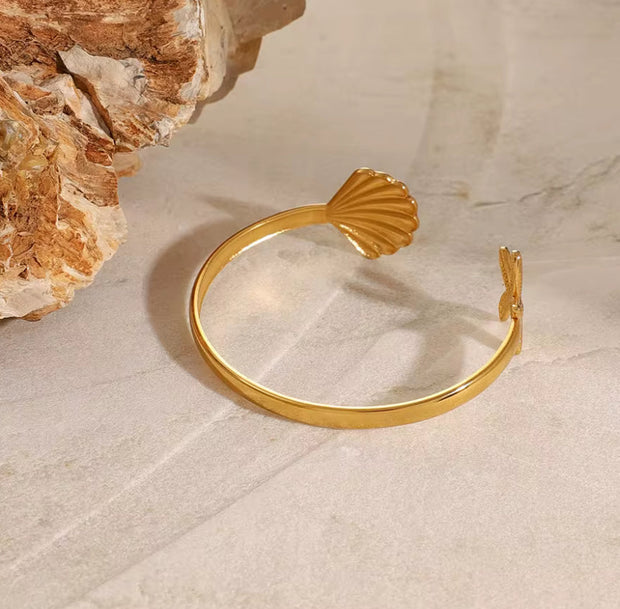 	Non-tarnish beach bangle with star and shell