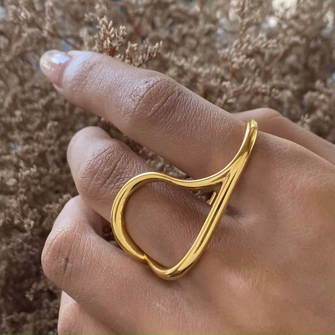 Experience a unique modern design with the Billie Geometric Double Ring. This versatile piece allows you to wear it on two fingers without constricting your movement, making it not only stylish but also functional.

Fits SIZE - 7/8&nbsp;

Stainless Steel 18K Gold PVD Plated - Made to last!

Hypoallergenic, Tarnish free&nbsp;